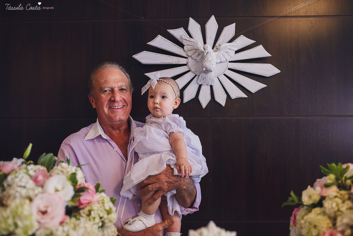 fotos de batizado da laura, domingo pela manhã, igreja católica, fotógrafa tássila costa, batizado na igreja na praia da costa, fotos lindas de batizado, batizado emocionante