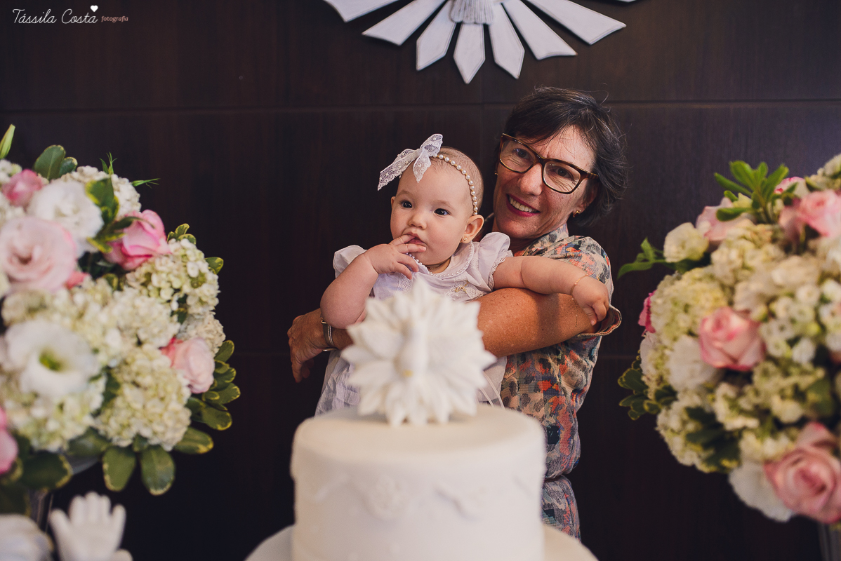 fotos de batizado da laura, domingo pela manhã, igreja católica, fotógrafa tássila costa, batizado na igreja na praia da costa, fotos lindas de batizado, batizado emocionante