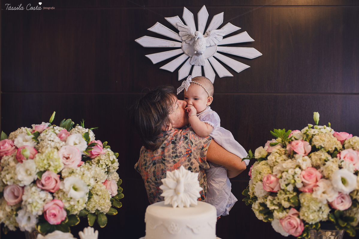 fotos de batizado da laura, domingo pela manhã, igreja católica, fotógrafa tássila costa, batizado na igreja na praia da costa, fotos lindas de batizado, batizado emocionante