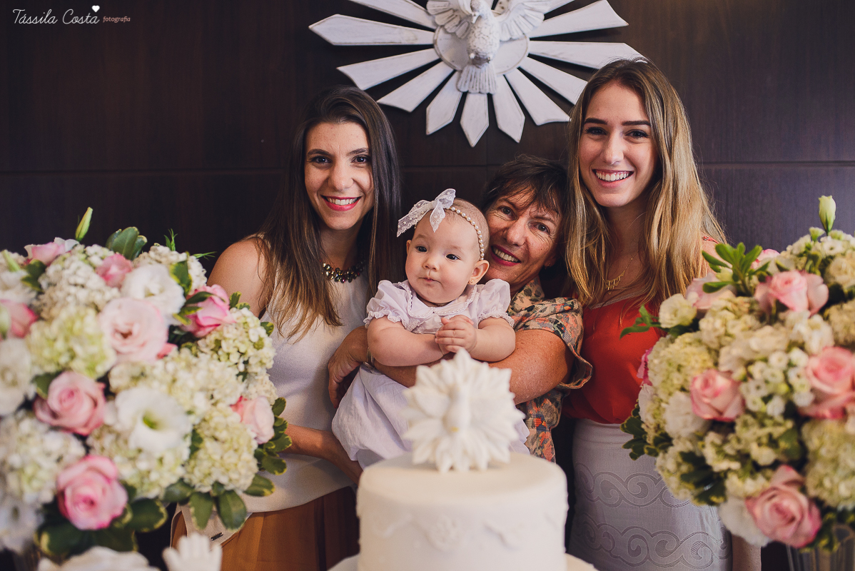 fotos de batizado da laura, domingo pela manhã, igreja católica, fotógrafa tássila costa, batizado na igreja na praia da costa, fotos lindas de batizado, batizado emocionante