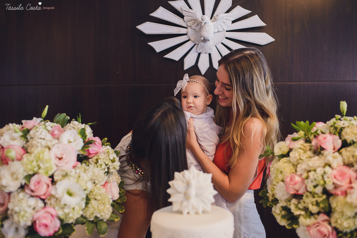 fotos de batizado da laura, domingo pela manhã, igreja católica, fotógrafa tássila costa, batizado na igreja na praia da costa, fotos lindas de batizado, batizado emocionante