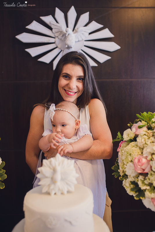 fotos de batizado da laura, domingo pela manhã, igreja católica, fotógrafa tássila costa, batizado na igreja na praia da costa, fotos lindas de batizado, batizado emocionante