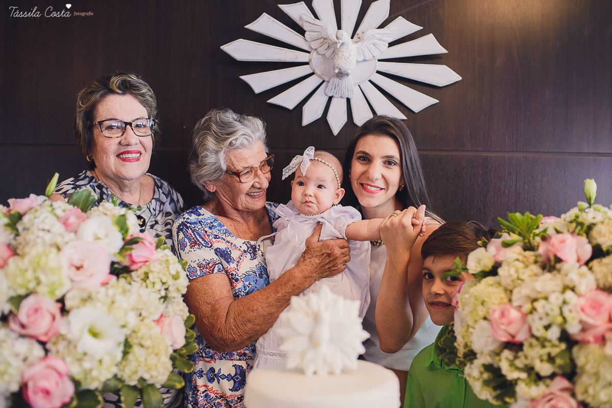 fotos de batizado da laura, domingo pela manhã, igreja católica, fotógrafa tássila costa, batizado na igreja na praia da costa, fotos lindas de batizado, batizado emocionante