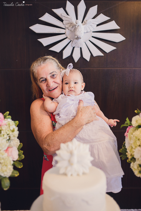 fotos de batizado da laura, domingo pela manhã, igreja católica, fotógrafa tássila costa, batizado na igreja na praia da costa, fotos lindas de batizado, batizado emocionante