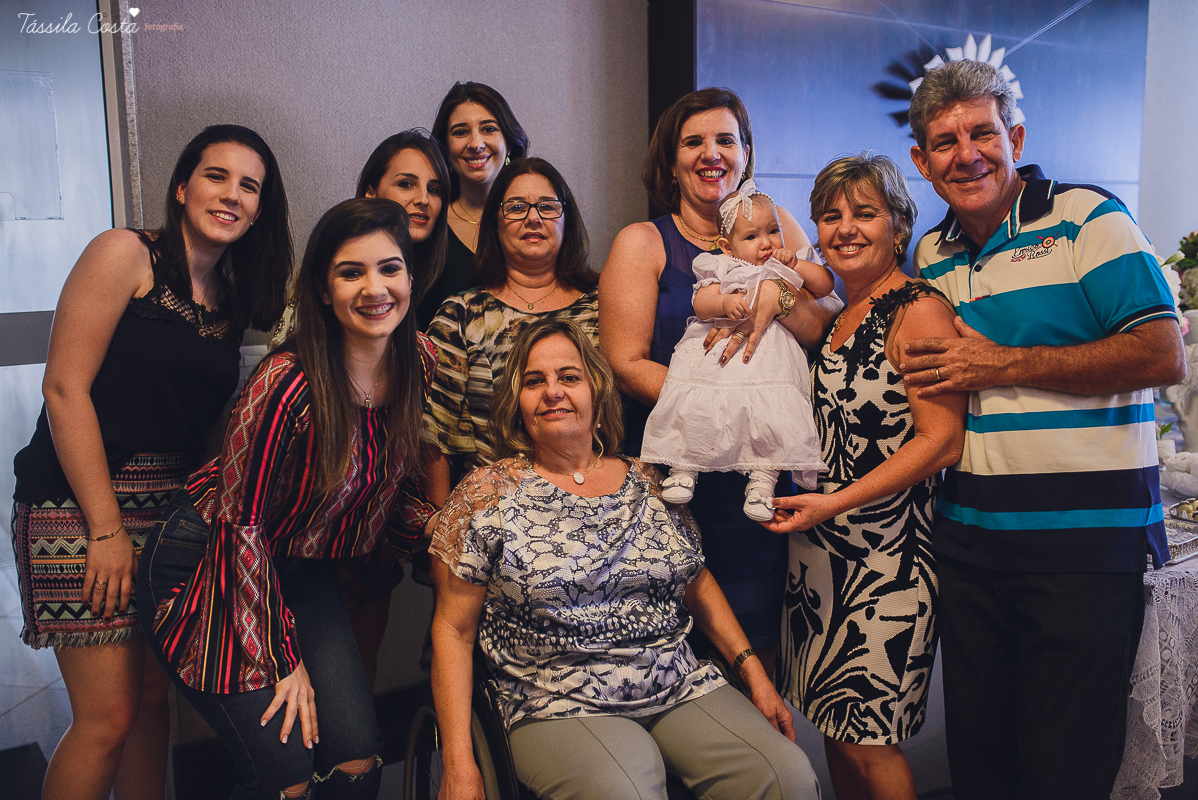 fotos de batizado da laura, domingo pela manhã, igreja católica, fotógrafa tássila costa, batizado na igreja na praia da costa, fotos lindas de batizado, batizado emocionante