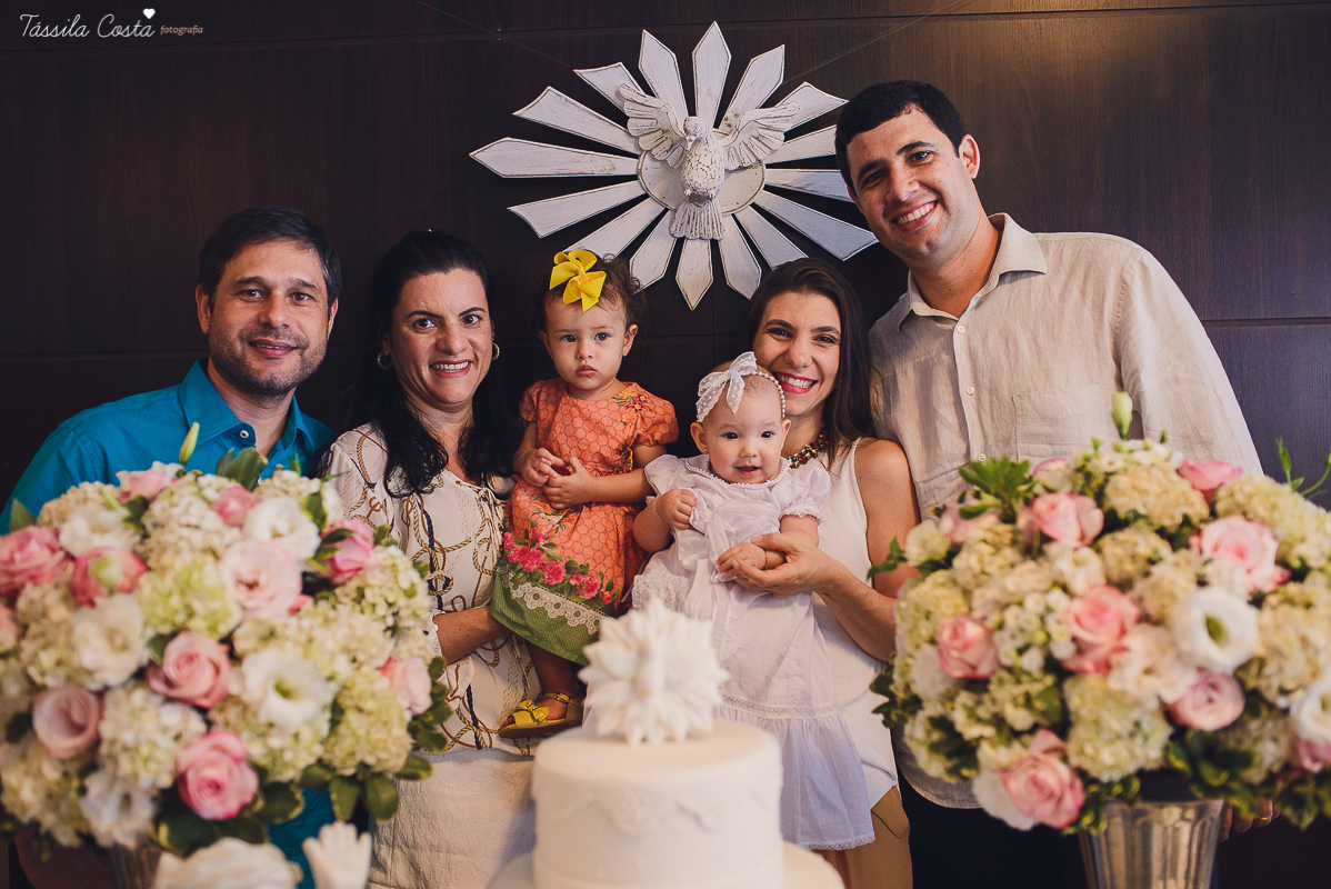 fotos de batizado da laura, domingo pela manhã, igreja católica, fotógrafa tássila costa, batizado na igreja na praia da costa, fotos lindas de batizado, batizado emocionante