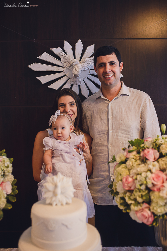 fotos de batizado da laura, domingo pela manhã, igreja católica, fotógrafa tássila costa, batizado na igreja na praia da costa, fotos lindas de batizado, batizado emocionante