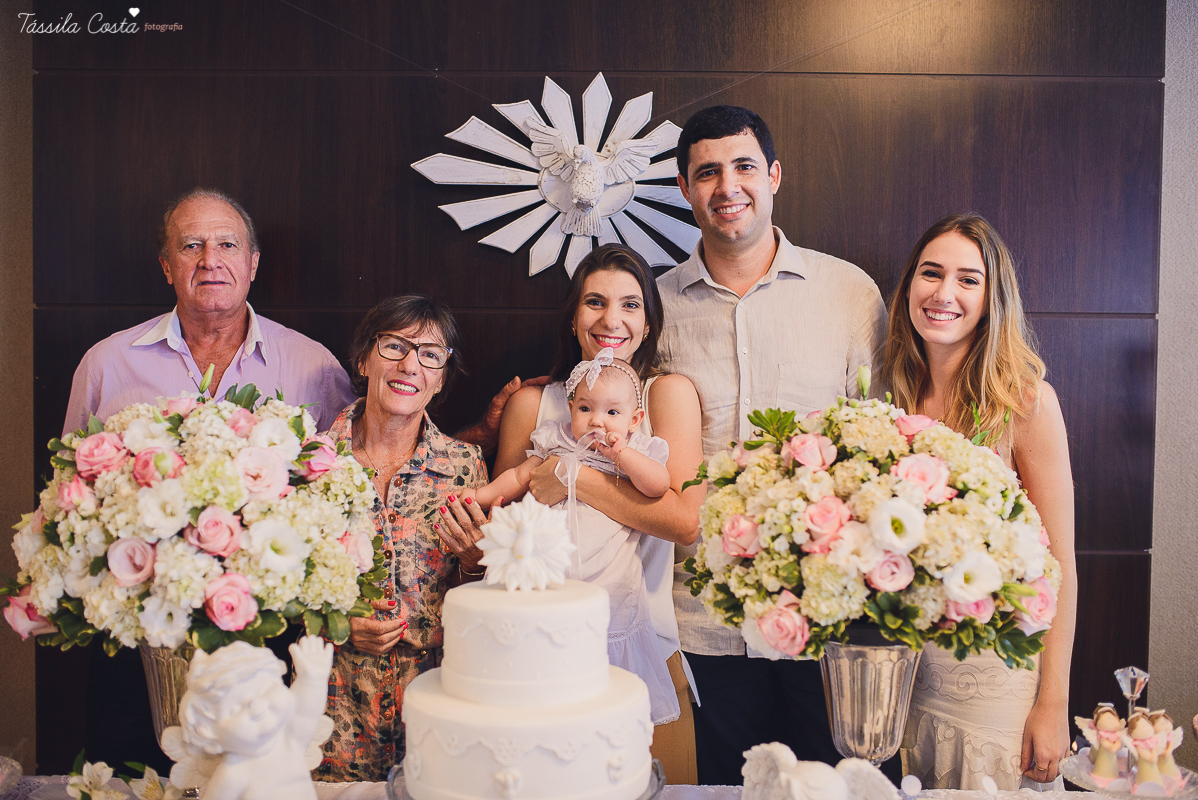 fotos de batizado da laura, domingo pela manhã, igreja católica, fotógrafa tássila costa, batizado na igreja na praia da costa, fotos lindas de batizado, batizado emocionante