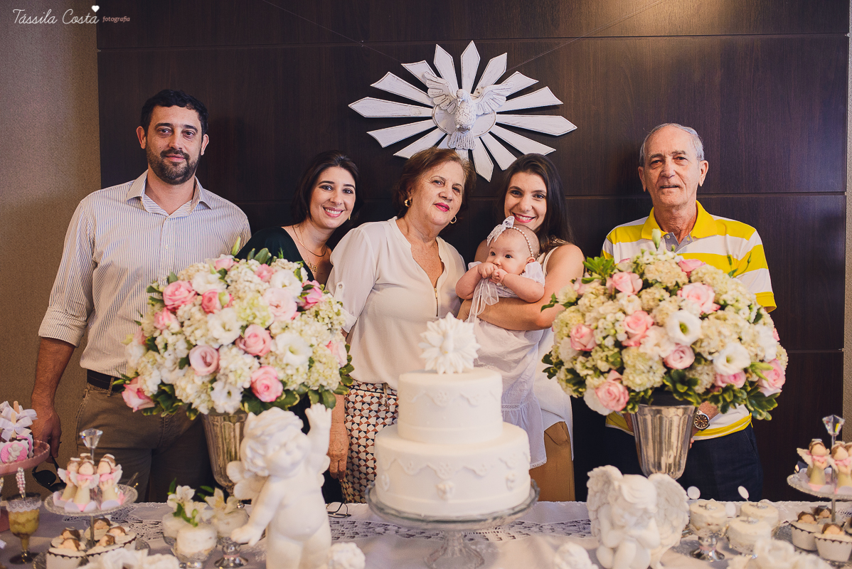 fotos de batizado da laura, domingo pela manhã, igreja católica, fotógrafa tássila costa, batizado na igreja na praia da costa, fotos lindas de batizado, batizado emocionante