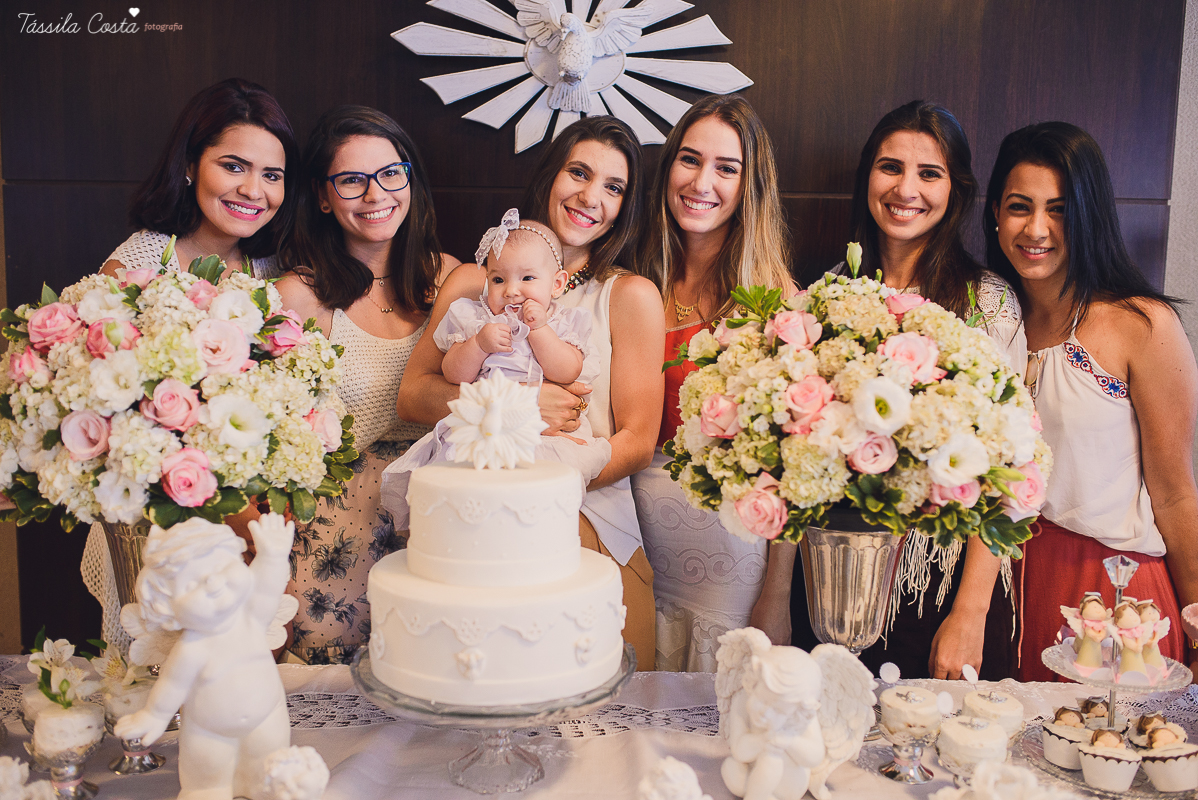 fotos de batizado da laura, domingo pela manhã, igreja católica, fotógrafa tássila costa, batizado na igreja na praia da costa, fotos lindas de batizado, batizado emocionante