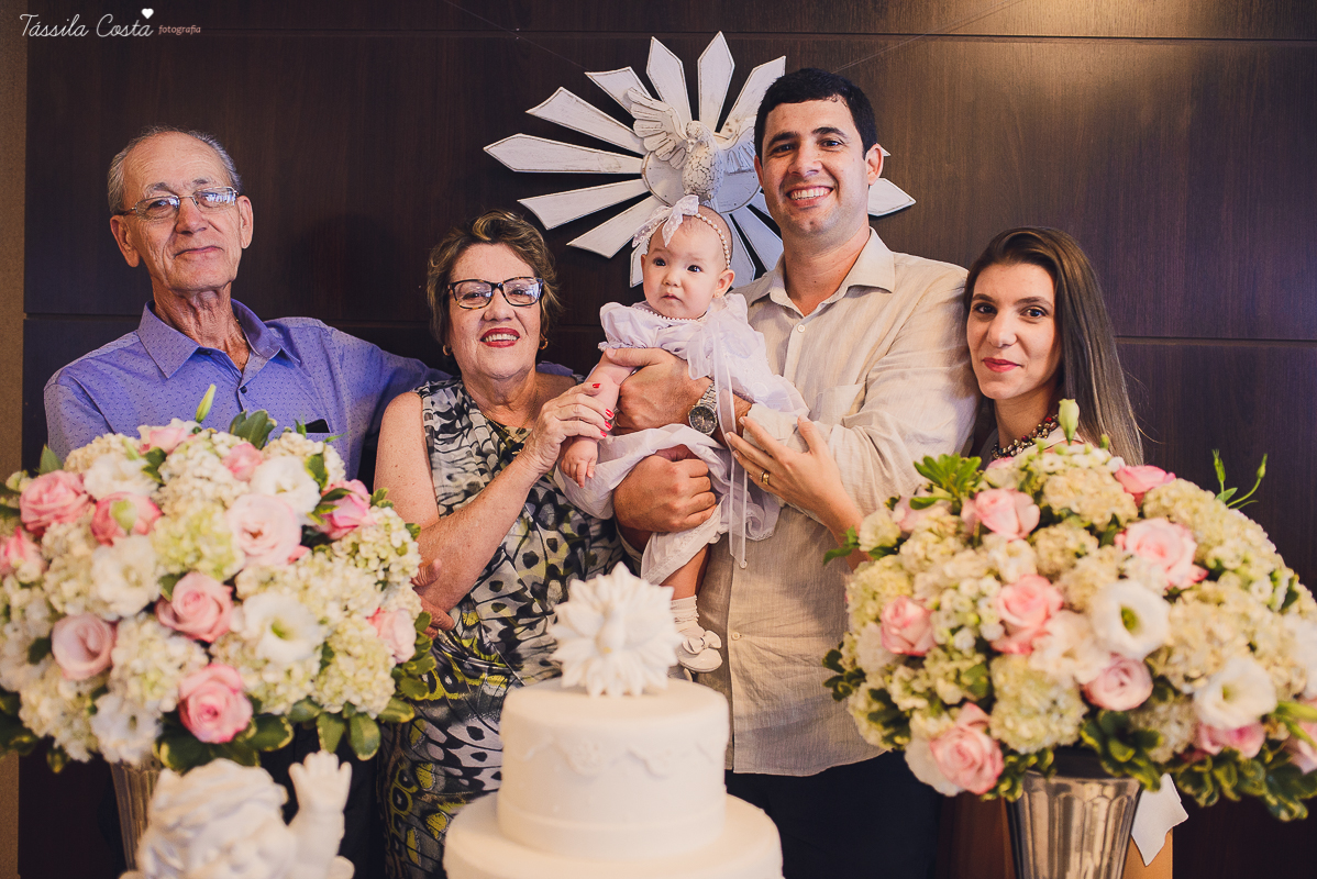 fotos de batizado da laura, domingo pela manhã, igreja católica, fotógrafa tássila costa, batizado na igreja na praia da costa, fotos lindas de batizado, batizado emocionante