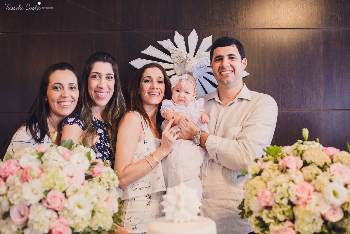 fotos de batizado da laura, domingo pela manhã, igreja católica, fotógrafa tássila costa, batizado na igreja na praia da costa, fotos lindas de batizado, batizado emocionante