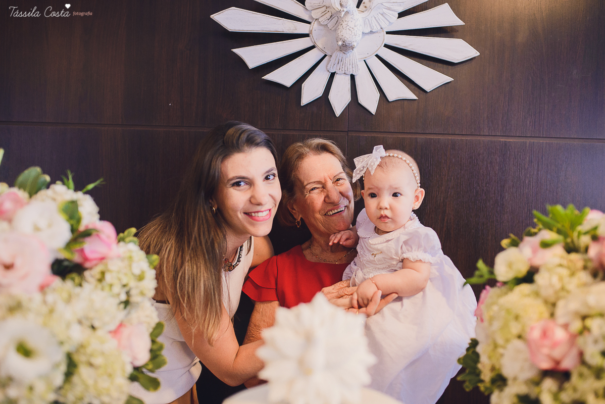 fotos de batizado da laura, domingo pela manhã, igreja católica, fotógrafa tássila costa, batizado na igreja na praia da costa, fotos lindas de batizado, batizado emocionante