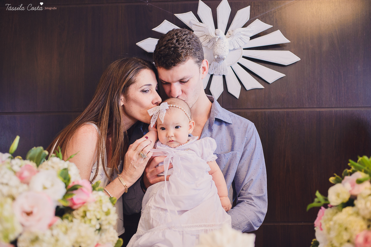fotos de batizado da laura, domingo pela manhã, igreja católica, fotógrafa tássila costa, batizado na igreja na praia da costa, fotos lindas de batizado, batizado emocionante