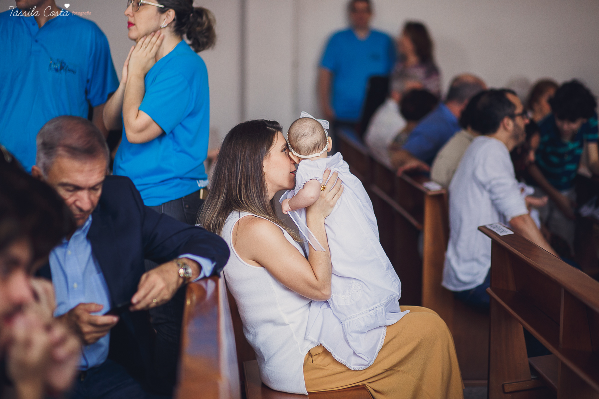 fotos de batizado da laura, domingo pela manhã, igreja católica, fotógrafa tássila costa, batizado na igreja na praia da costa, fotos lindas de batizado, batizado emocionante