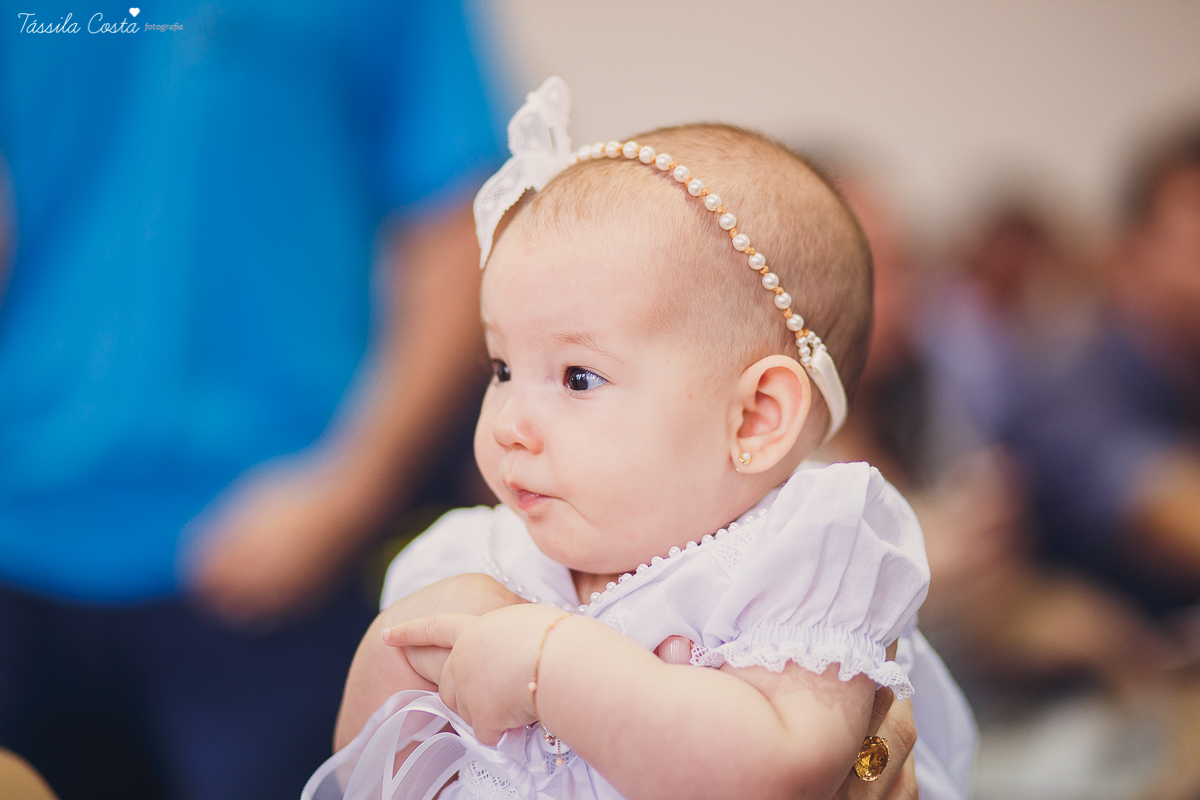 fotos de batizado da laura, domingo pela manhã, igreja católica, fotógrafa tássila costa, batizado na igreja na praia da costa, fotos lindas de batizado, batizado emocionante