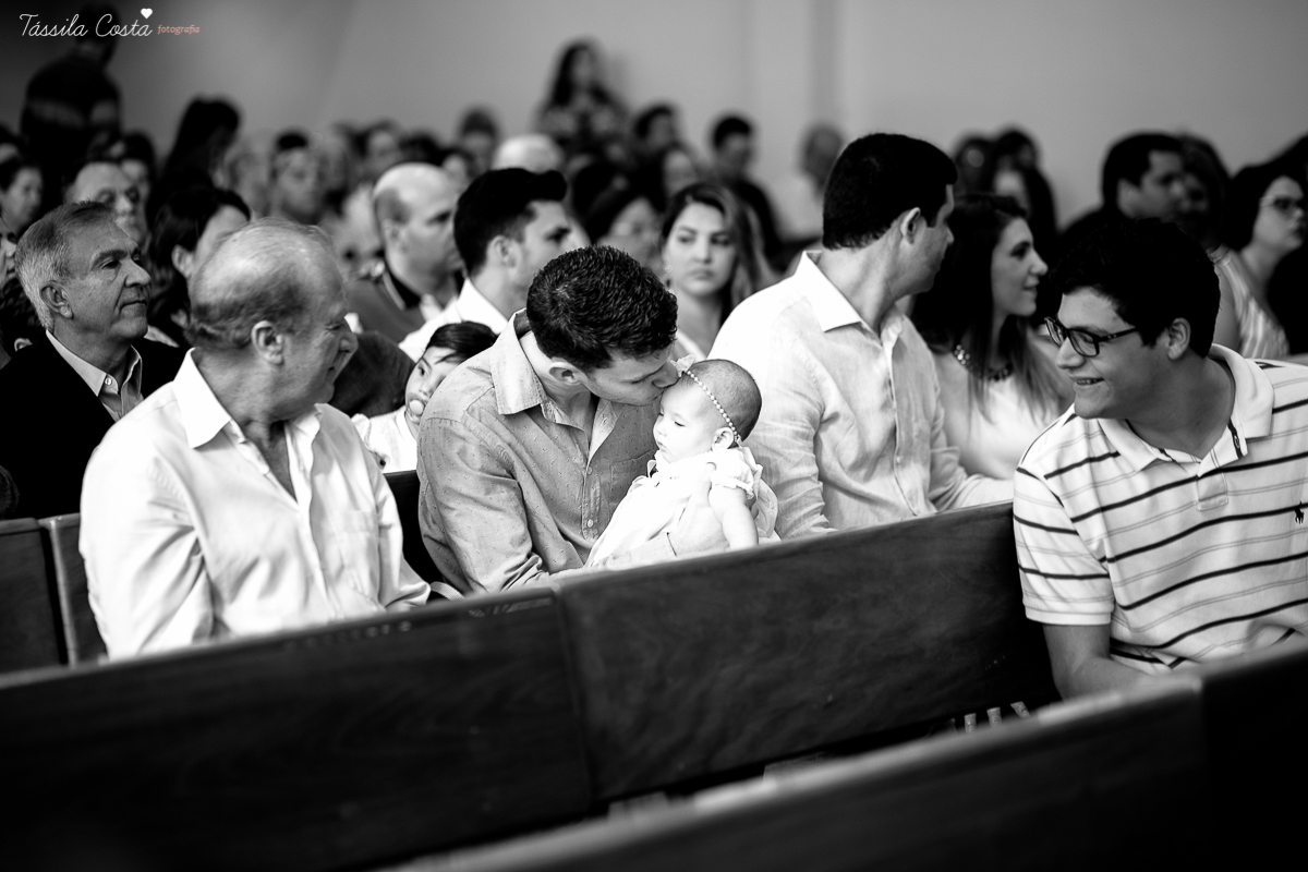 fotos de batizado da laura, domingo pela manhã, igreja católica, fotógrafa tássila costa, batizado na igreja na praia da costa, fotos lindas de batizado, batizado emocionante