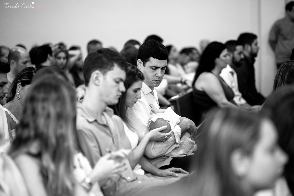fotos de batizado da laura, domingo pela manhã, igreja católica, fotógrafa tássila costa, batizado na igreja na praia da costa, fotos lindas de batizado, batizado emocionante