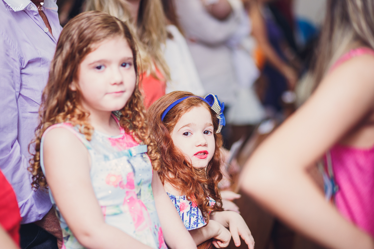 fotos de batizado da laura, domingo pela manhã, igreja católica, fotógrafa tássila costa, batizado na igreja na praia da costa, fotos lindas de batizado, batizado emocionante