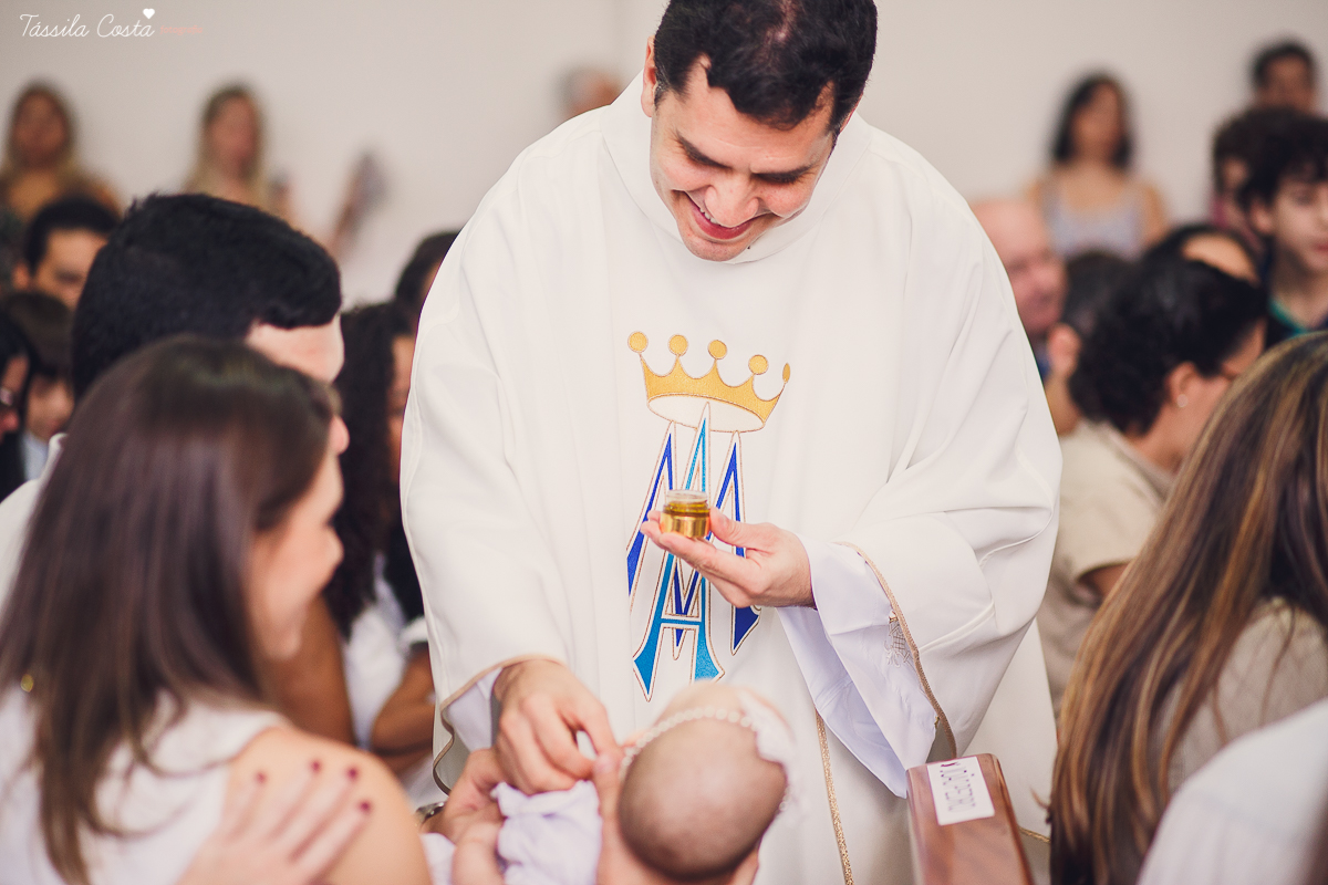 fotos de batizado da laura, domingo pela manhã, igreja católica, fotógrafa tássila costa, batizado na igreja na praia da costa, fotos lindas de batizado, batizado emocionante