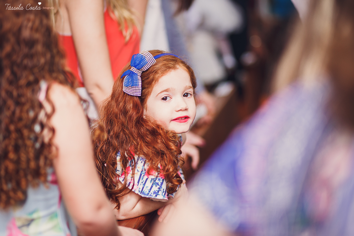 fotos de batizado da laura, domingo pela manhã, igreja católica, fotógrafa tássila costa, batizado na igreja na praia da costa, fotos lindas de batizado, batizado emocionante