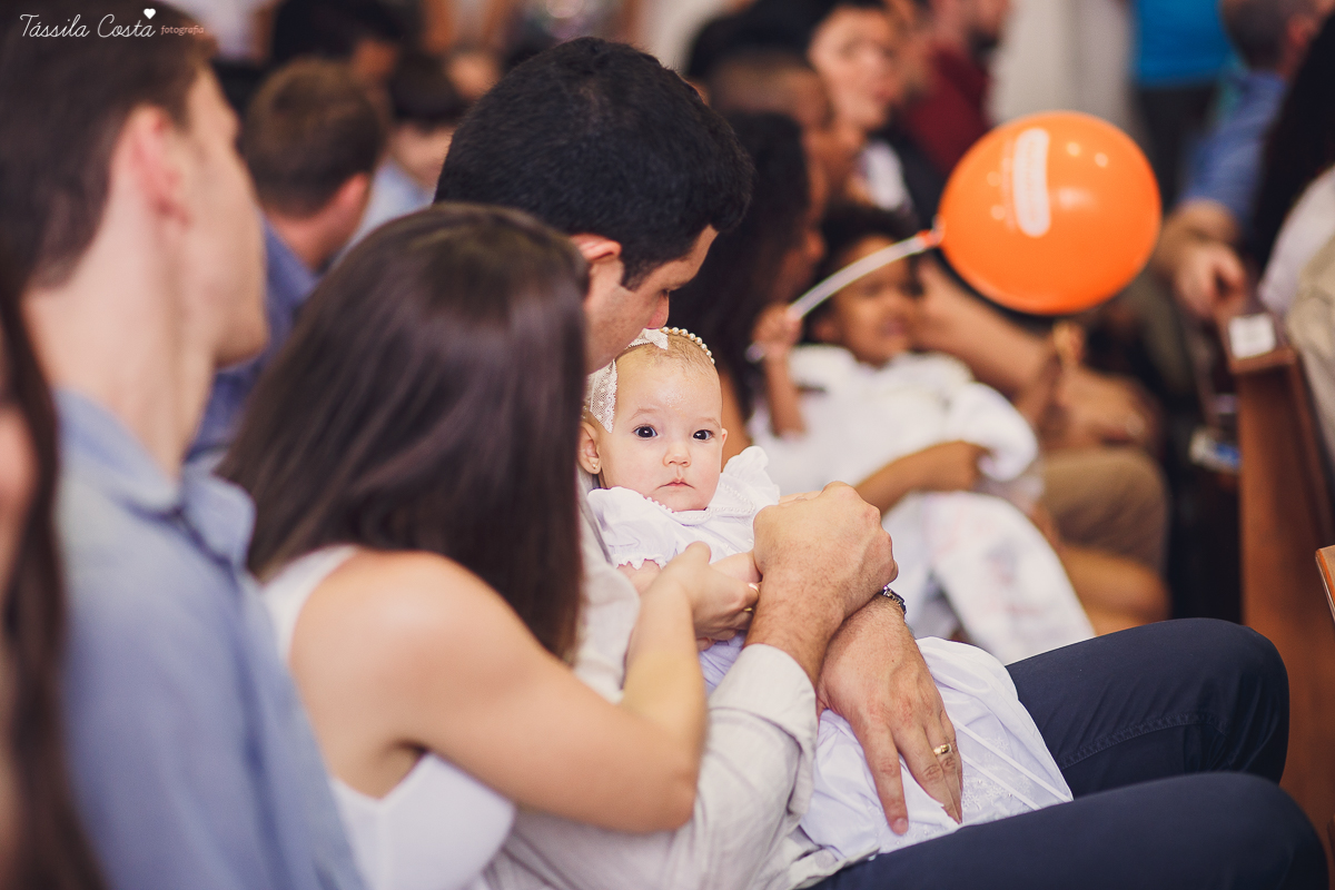fotos de batizado da laura, domingo pela manhã, igreja católica, fotógrafa tássila costa, batizado na igreja na praia da costa, fotos lindas de batizado, batizado emocionante