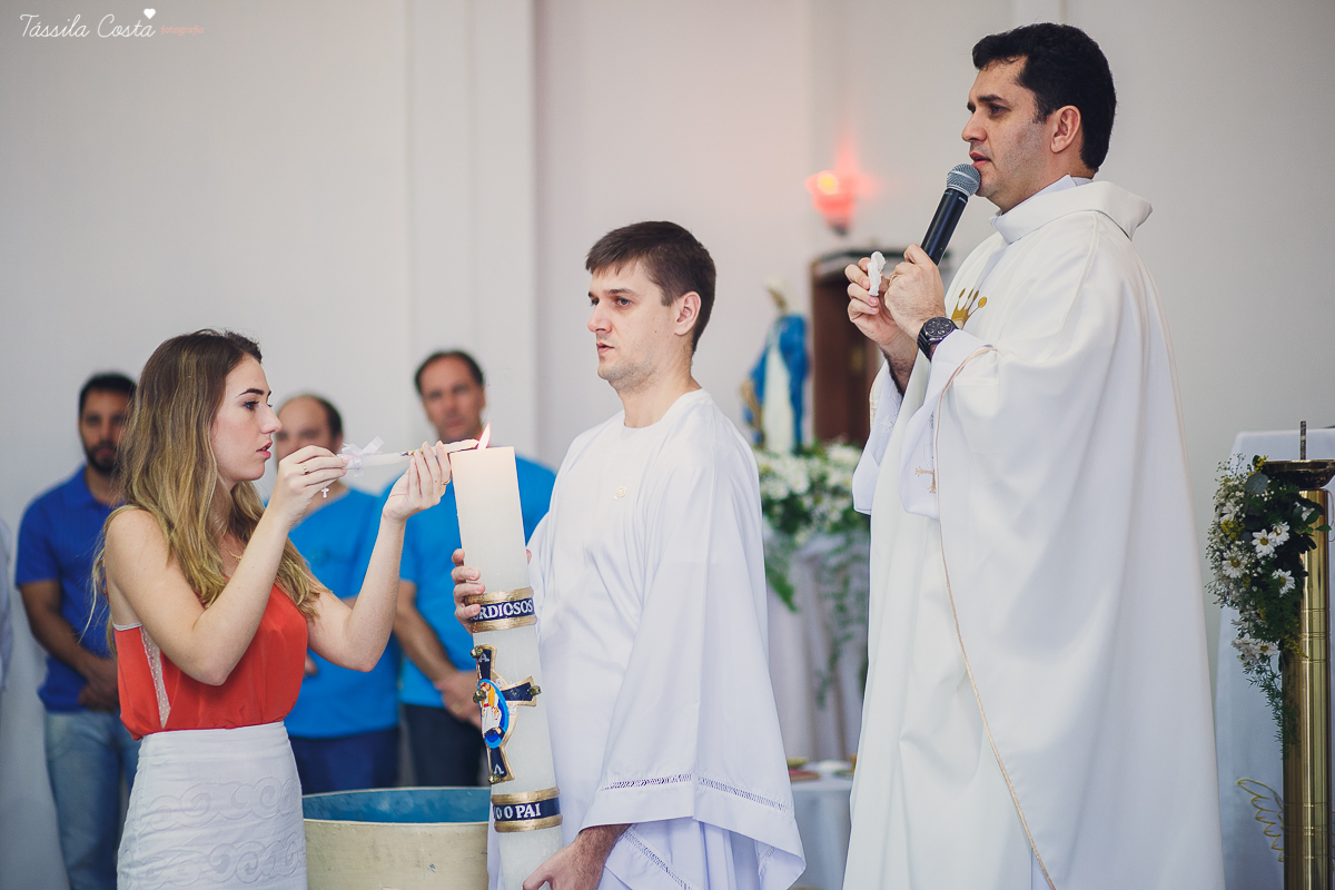 fotos de batizado da laura, domingo pela manhã, igreja católica, fotógrafa tássila costa, batizado na igreja na praia da costa, fotos lindas de batizado, batizado emocionante