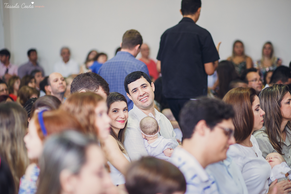 fotos de batizado da laura, domingo pela manhã, igreja católica, fotógrafa tássila costa, batizado na igreja na praia da costa, fotos lindas de batizado, batizado emocionante