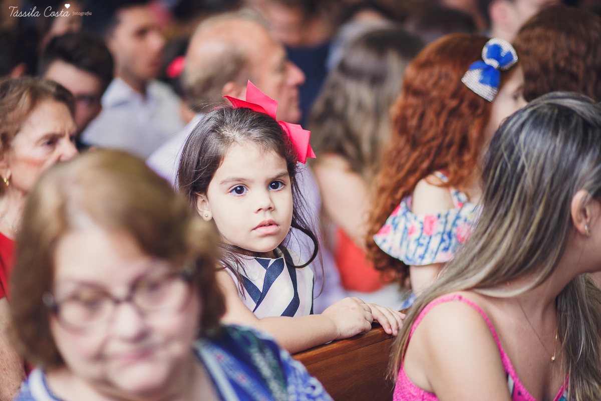 fotos de batizado da laura, domingo pela manhã, igreja católica, fotógrafa tássila costa, batizado na igreja na praia da costa, fotos lindas de batizado, batizado emocionante