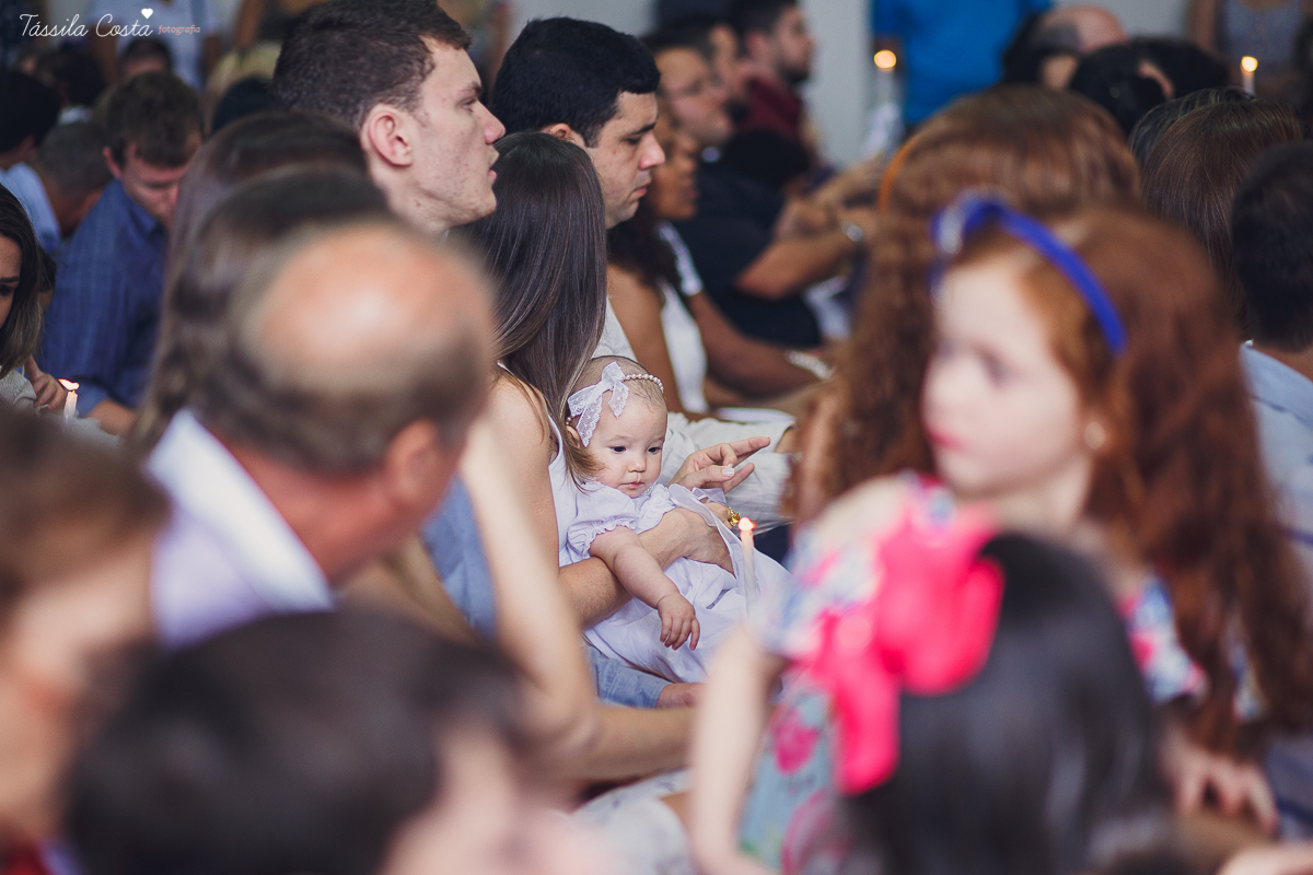 fotos de batizado da laura, domingo pela manhã, igreja católica, fotógrafa tássila costa, batizado na igreja na praia da costa, fotos lindas de batizado, batizado emocionante