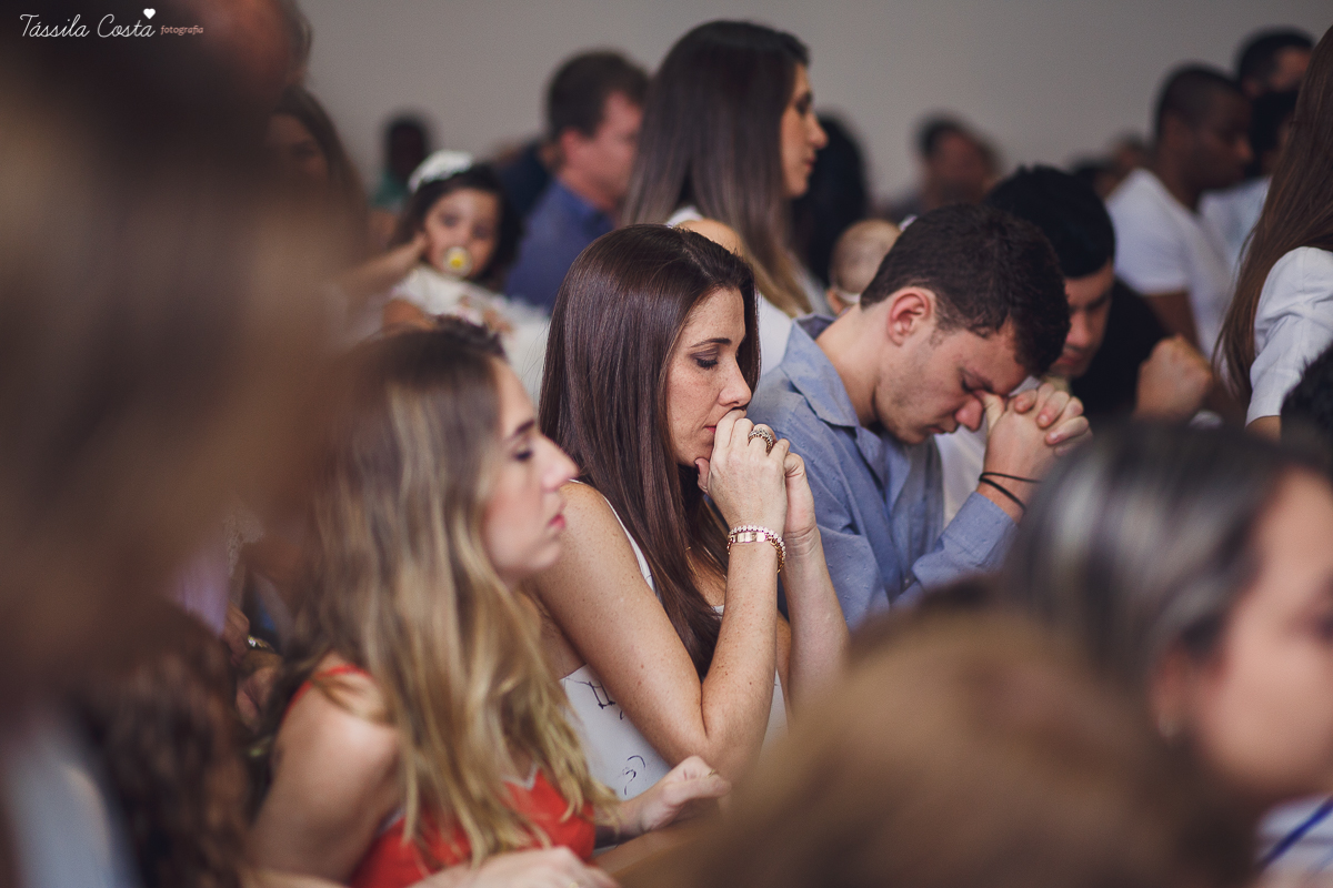 fotos de batizado da laura, domingo pela manhã, igreja católica, fotógrafa tássila costa, batizado na igreja na praia da costa, fotos lindas de batizado, batizado emocionante
