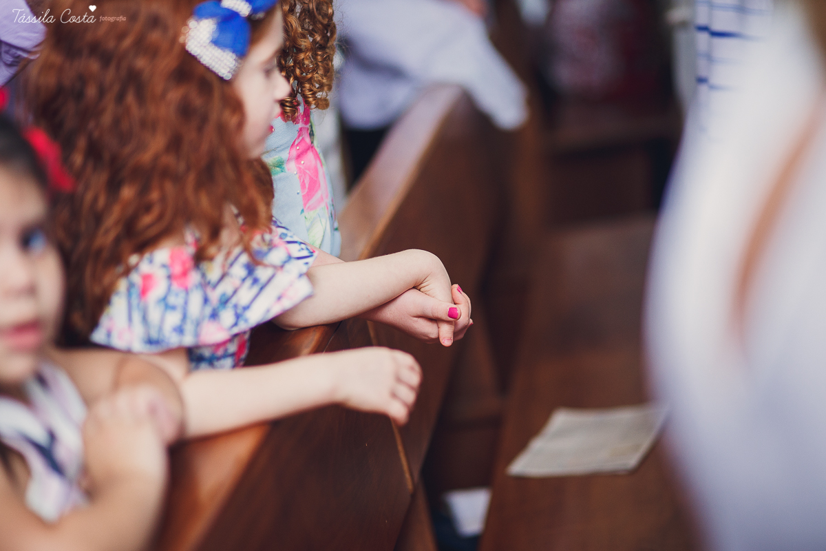 fotos de batizado da laura, domingo pela manhã, igreja católica, fotógrafa tássila costa, batizado na igreja na praia da costa, fotos lindas de batizado, batizado emocionante