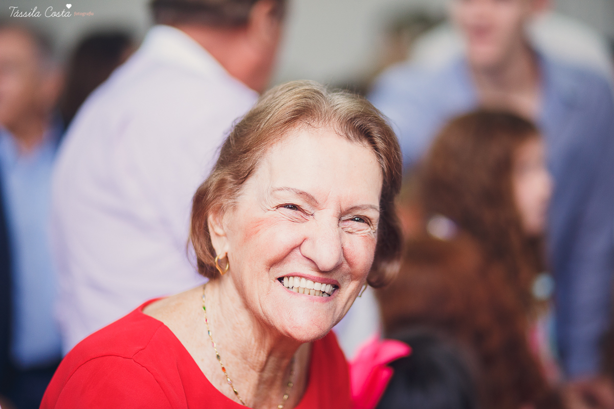 fotos de batizado da laura, domingo pela manhã, igreja católica, fotógrafa tássila costa, batizado na igreja na praia da costa, fotos lindas de batizado, batizado emocionante