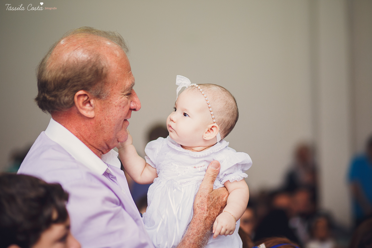 fotos de batizado da laura, domingo pela manhã, igreja católica, fotógrafa tássila costa, batizado na igreja na praia da costa, fotos lindas de batizado, batizado emocionante