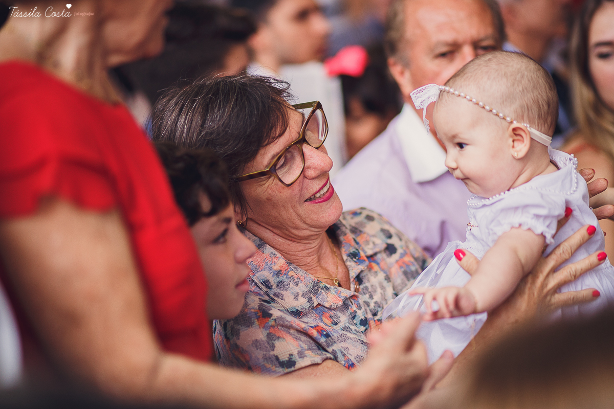 fotos de batizado da laura, domingo pela manhã, igreja católica, fotógrafa tássila costa, batizado na igreja na praia da costa, fotos lindas de batizado, batizado emocionante