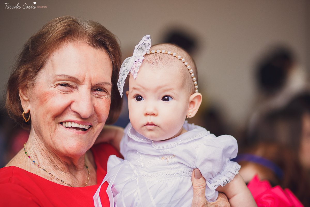 fotos de batizado da laura, domingo pela manhã, igreja católica, fotógrafa tássila costa, batizado na igreja na praia da costa, fotos lindas de batizado, batizado emocionante
