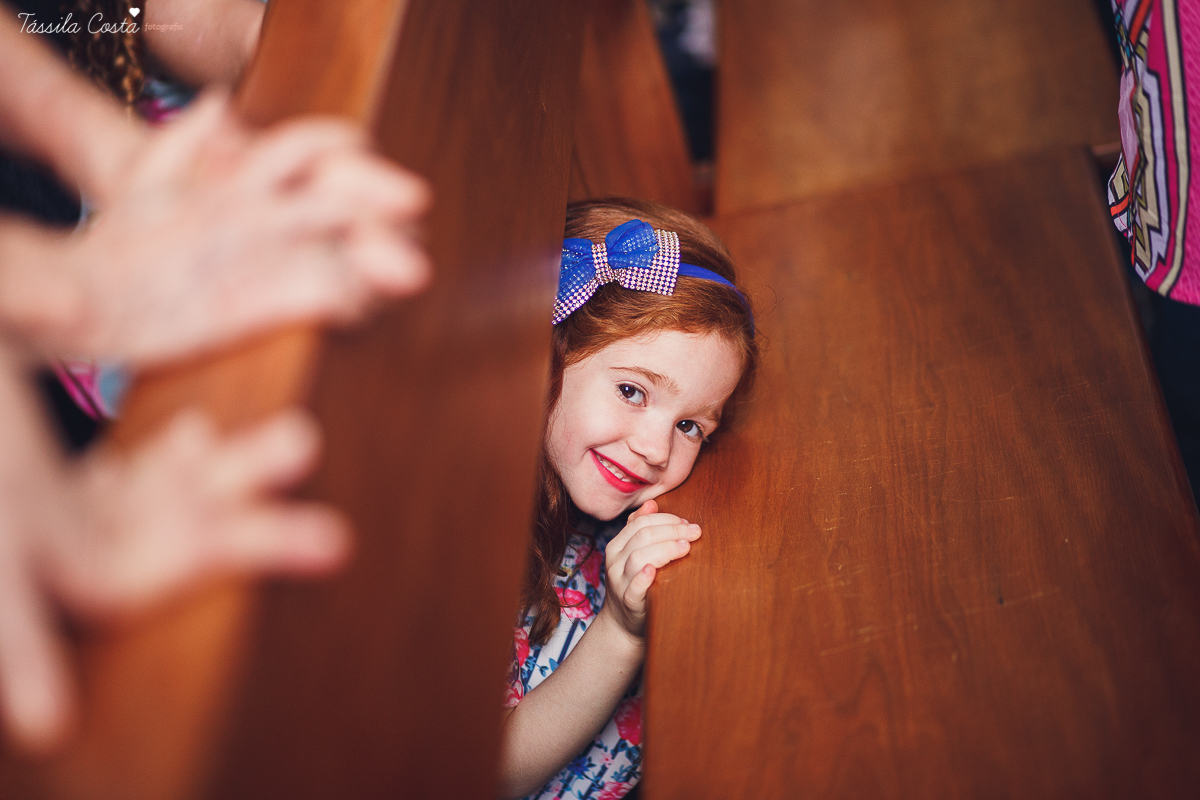 fotos de batizado da laura, domingo pela manhã, igreja católica, fotógrafa tássila costa, batizado na igreja na praia da costa, fotos lindas de batizado, batizado emocionante