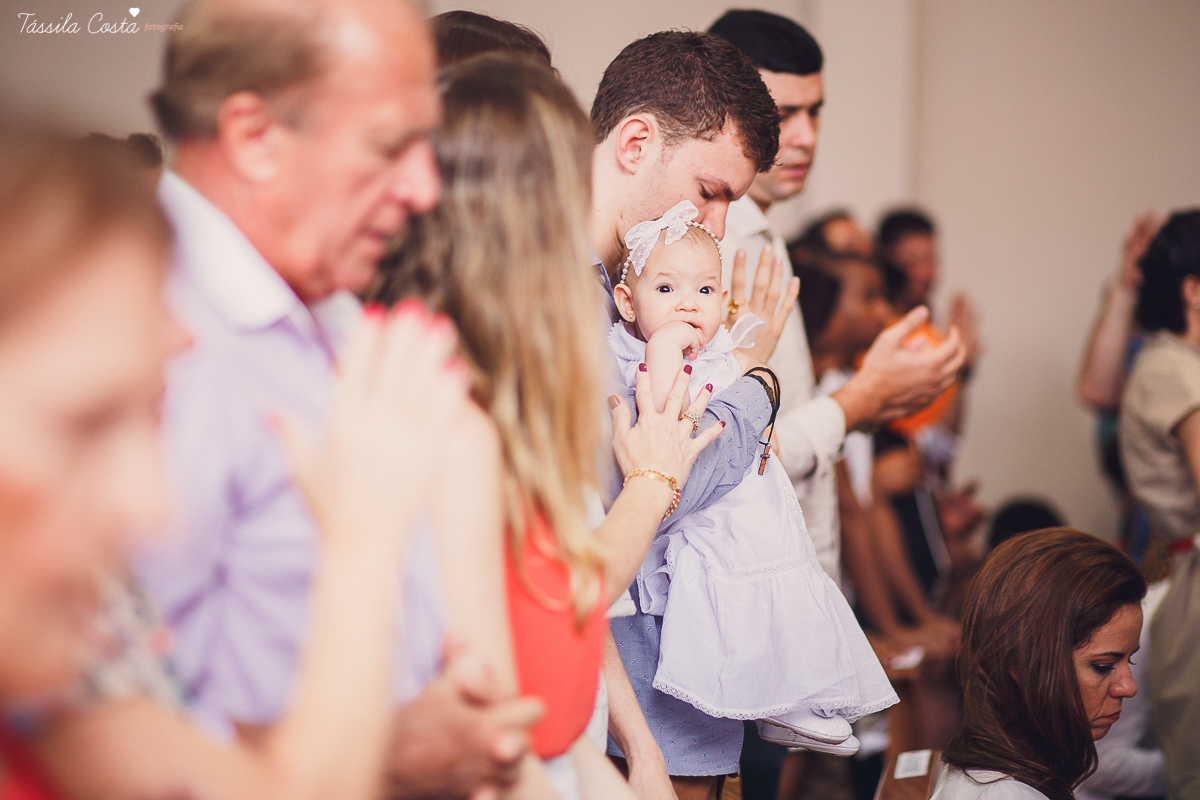 fotos de batizado da laura, domingo pela manhã, igreja católica, fotógrafa tássila costa, batizado na igreja na praia da costa, fotos lindas de batizado, batizado emocionante