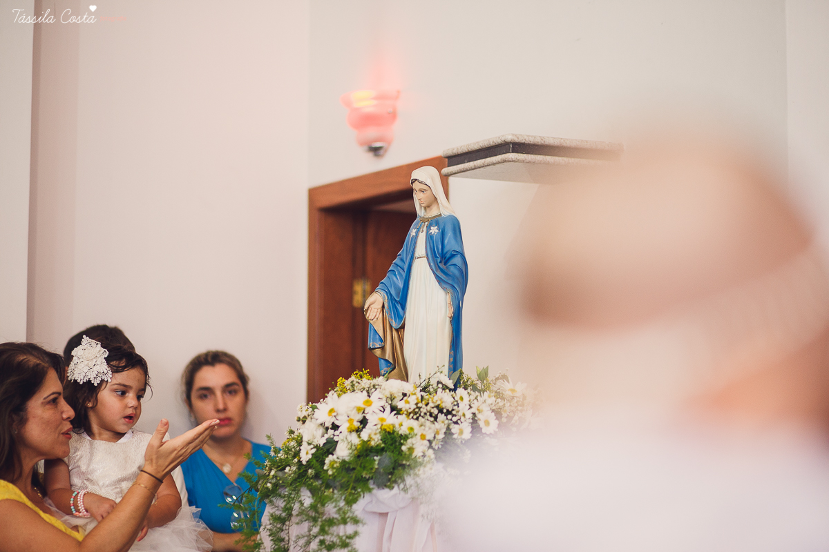 fotos de batizado da laura, domingo pela manhã, igreja católica, fotógrafa tássila costa, batizado na igreja na praia da costa, fotos lindas de batizado, batizado emocionante