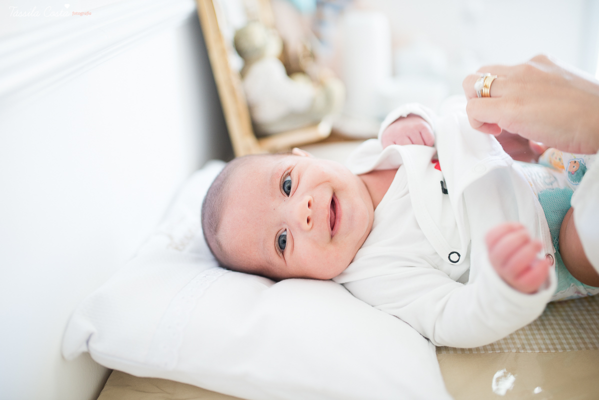ensaio fotográfico feito em casa, o bebê fica super a vontade, fotos mais naturais e espontâneas, tássila costa fotografia, vitória es, jardim da penha, fotos de recém nascido em vitória es