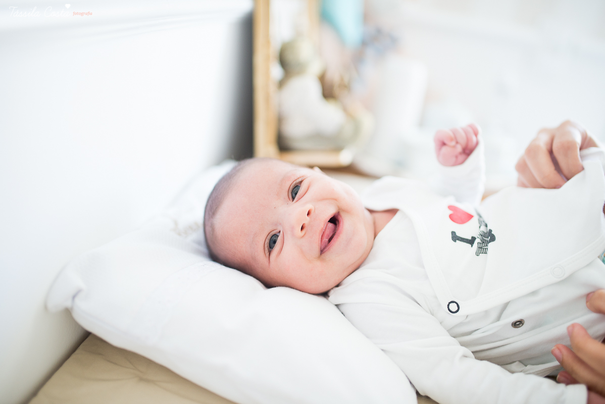 ensaio fotográfico feito em casa, o bebê fica super a vontade, fotos mais naturais e espontâneas, tássila costa fotografia, vitória es, jardim da penha, fotos de recém nascido em vitória es