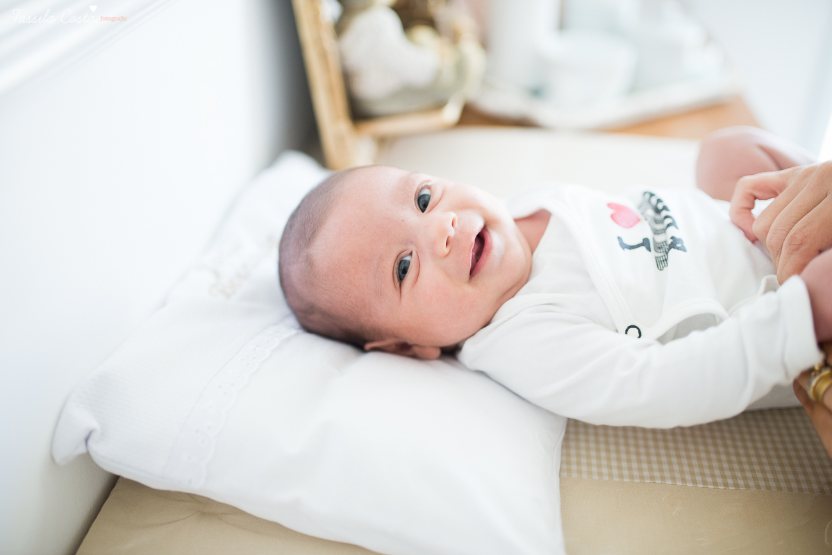 ensaio fotográfico feito em casa, o bebê fica super a vontade, fotos mais naturais e espontâneas, tássila costa fotografia, vitória es, jardim da penha, fotos de recém nascido em vitória es