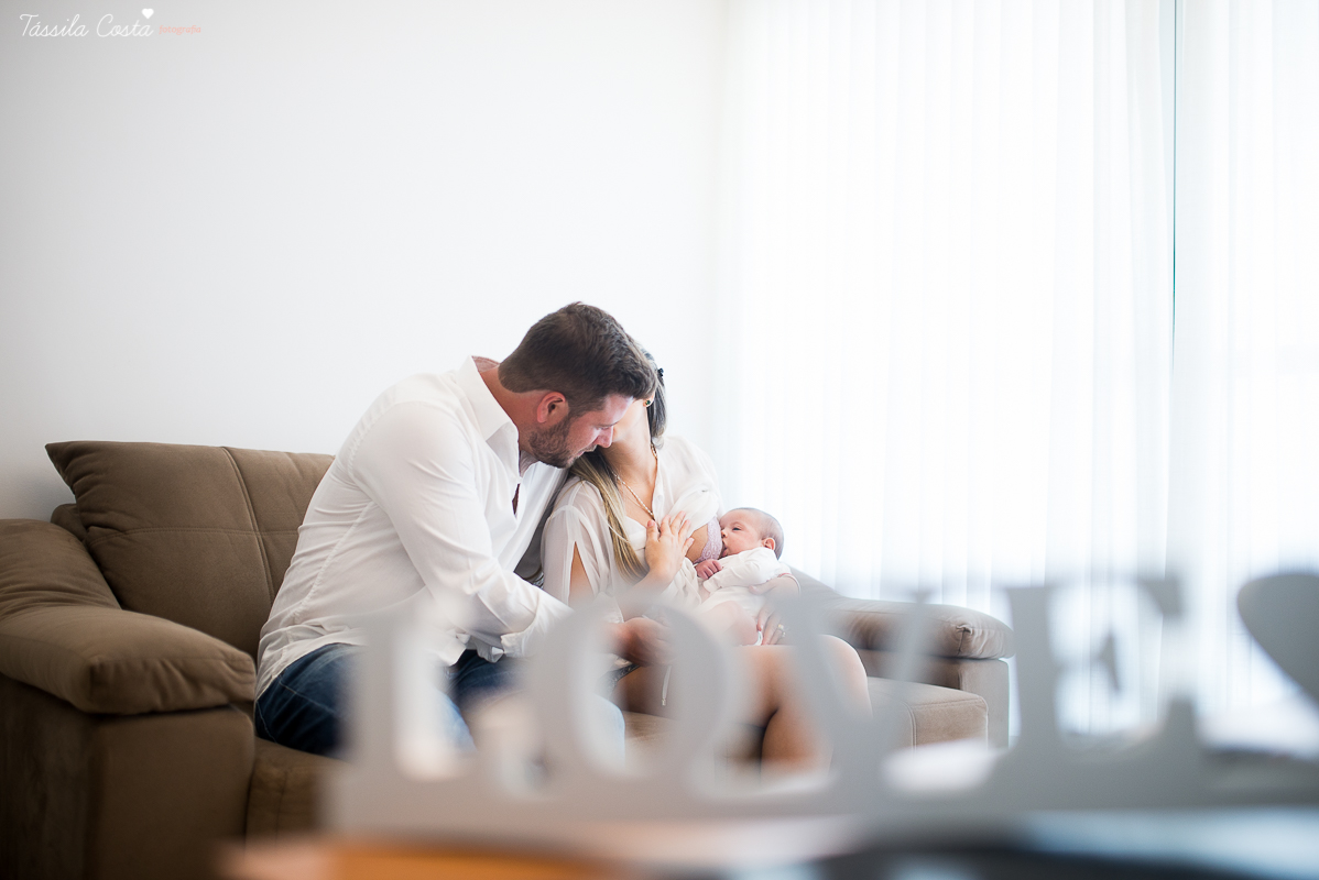 ensaio fotográfico feito em casa, o bebê fica super a vontade, fotos mais naturais e espontâneas, tássila costa fotografia, vitória es, jardim da penha, fotos de recém nascido em vitória es