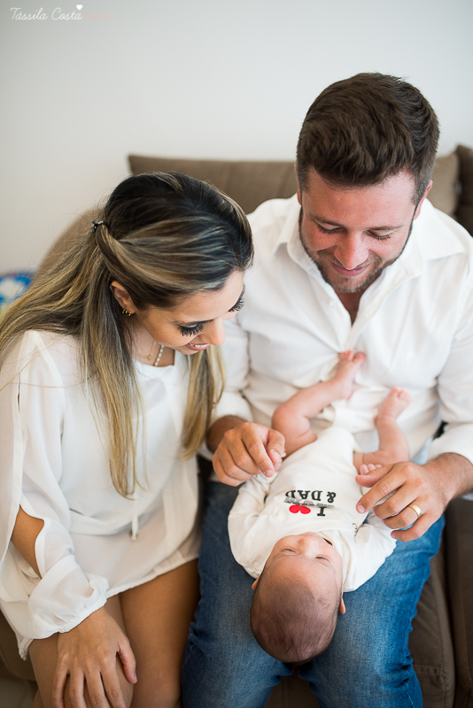 ensaio fotográfico feito em casa, o bebê fica super a vontade, fotos mais naturais e espontâneas, tássila costa fotografia, vitória es, jardim da penha, fotos de recém nascido em vitória es