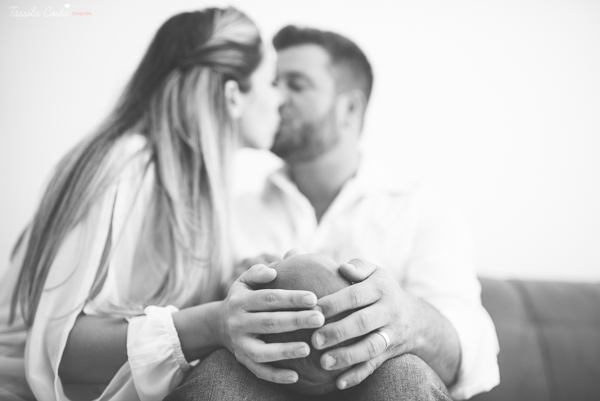 ensaio fotográfico feito em casa, o bebê fica super a vontade, fotos mais naturais e espontâneas, tássila costa fotografia, vitória es, jardim da penha, fotos de recém nascido em vitória es