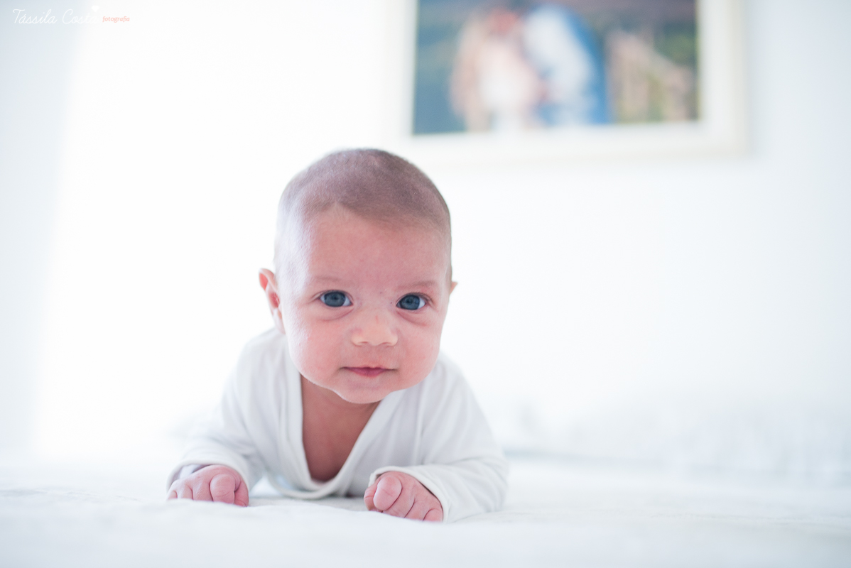 ensaio fotográfico feito em casa, o bebê fica super a vontade, fotos mais naturais e espontâneas, tássila costa fotografia, vitória es, jardim da penha, fotos de recém nascido em vitória es