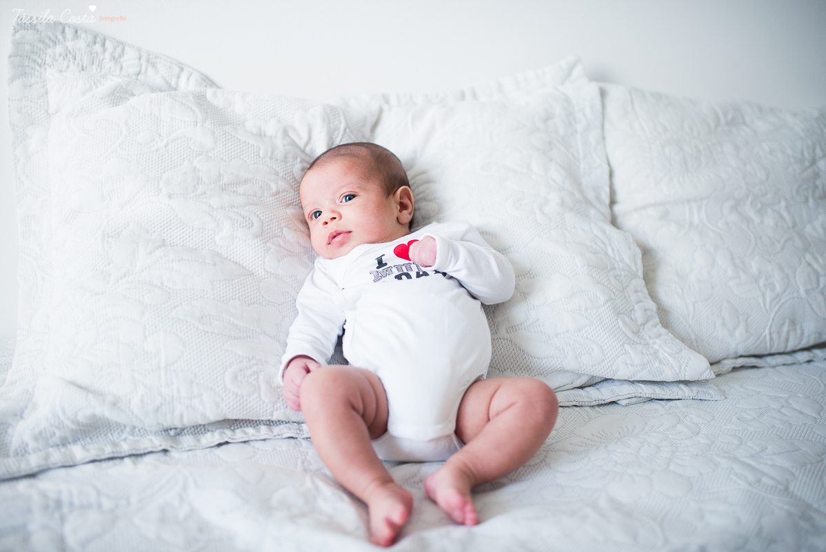 ensaio fotográfico feito em casa, o bebê fica super a vontade, fotos mais naturais e espontâneas, tássila costa fotografia, vitória es, jardim da penha, fotos de recém nascido em vitória es