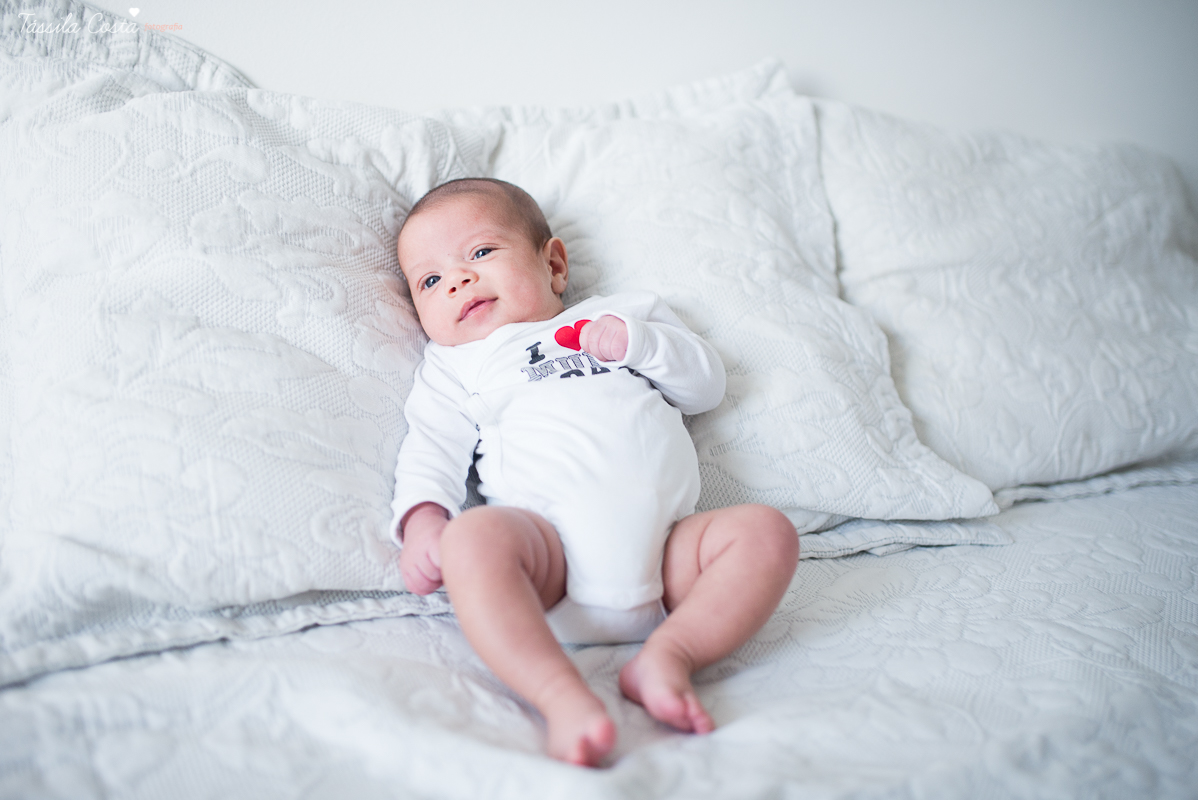 ensaio fotográfico feito em casa, o bebê fica super a vontade, fotos mais naturais e espontâneas, tássila costa fotografia, vitória es, jardim da penha, fotos de recém nascido em vitória es