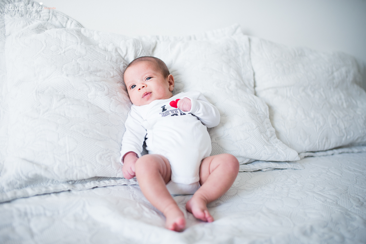 ensaio fotográfico feito em casa, o bebê fica super a vontade, fotos mais naturais e espontâneas, tássila costa fotografia, vitória es, jardim da penha, fotos de recém nascido em vitória es