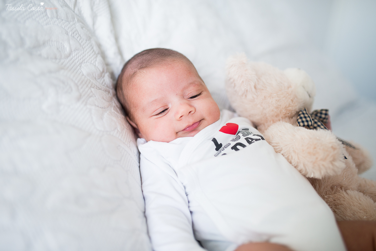 ensaio fotográfico feito em casa, o bebê fica super a vontade, fotos mais naturais e espontâneas, tássila costa fotografia, vitória es, jardim da penha, fotos de recém nascido em vitória es
